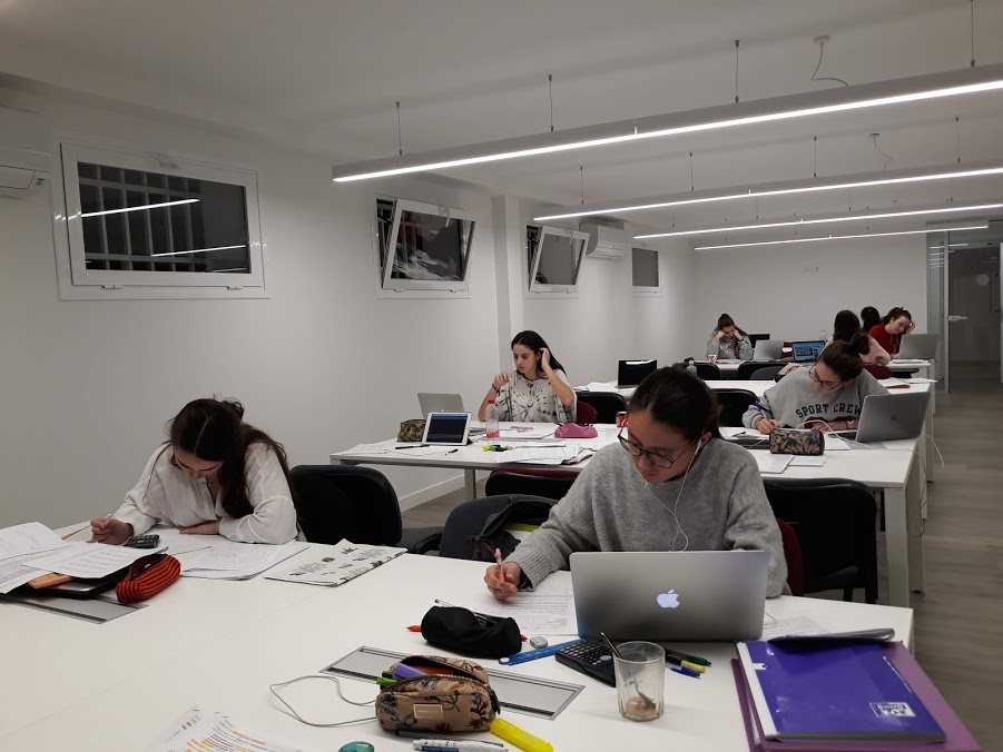Colegialas del Mara preparando los exámenes - Colegio Mayor en Madrid - Colegio Mayor Mara