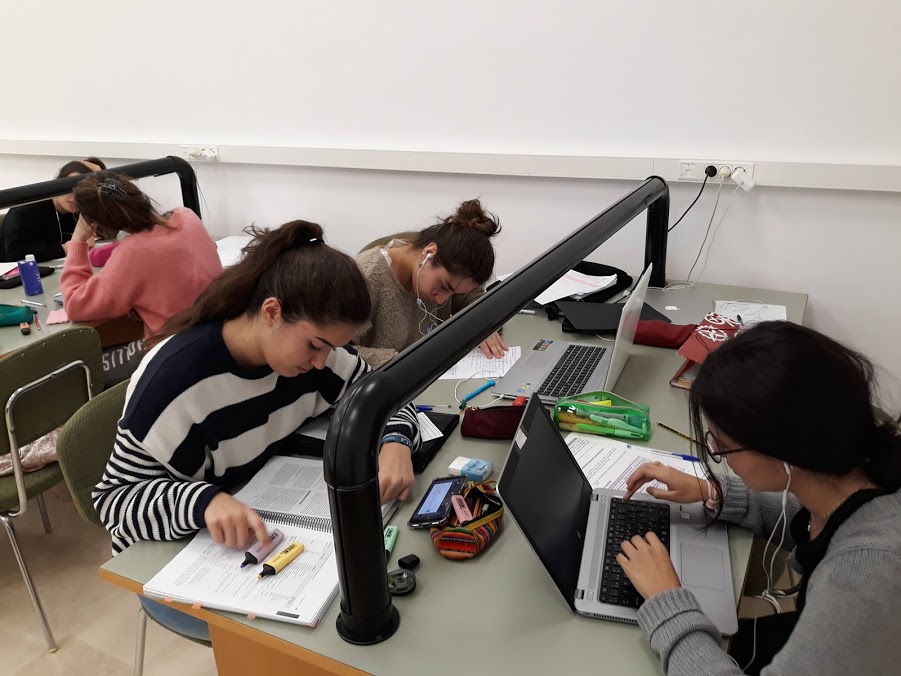 Colegialas del Mara preparando los exámenes - Colegio Mayor en Madrid - Colegio Mayor Mara
